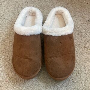 “UGG” SLIPPERS